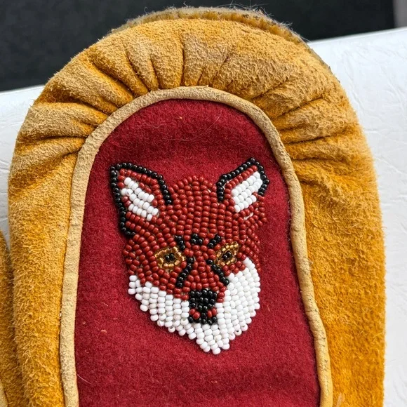 Indigenous Hand Crafted Beaded Bear Paw Fox Moccasins genuine fur pompoms - Picture 4 of 10